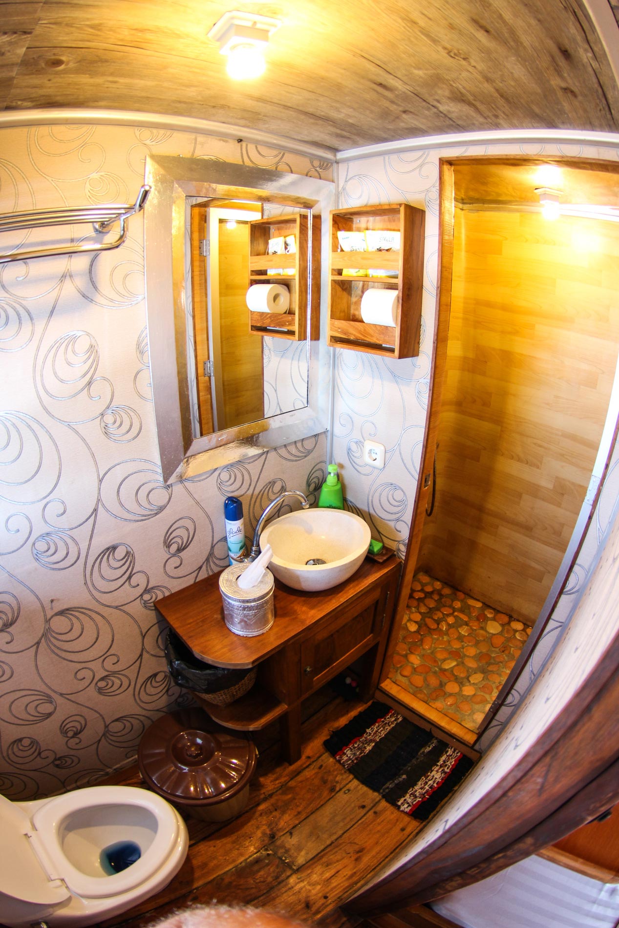 Bathrooms of our Komodo Liveaboard 